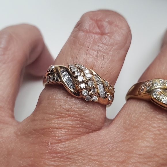 10kt yellow gold with diamonds ring. - Picture 2 of 3